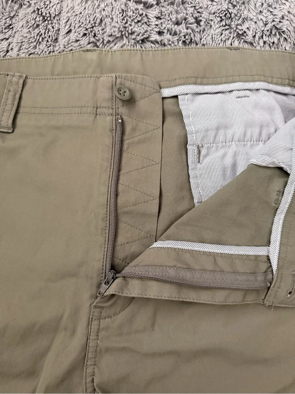 Duck Head Men's Flat Front Shorts in Light Olive